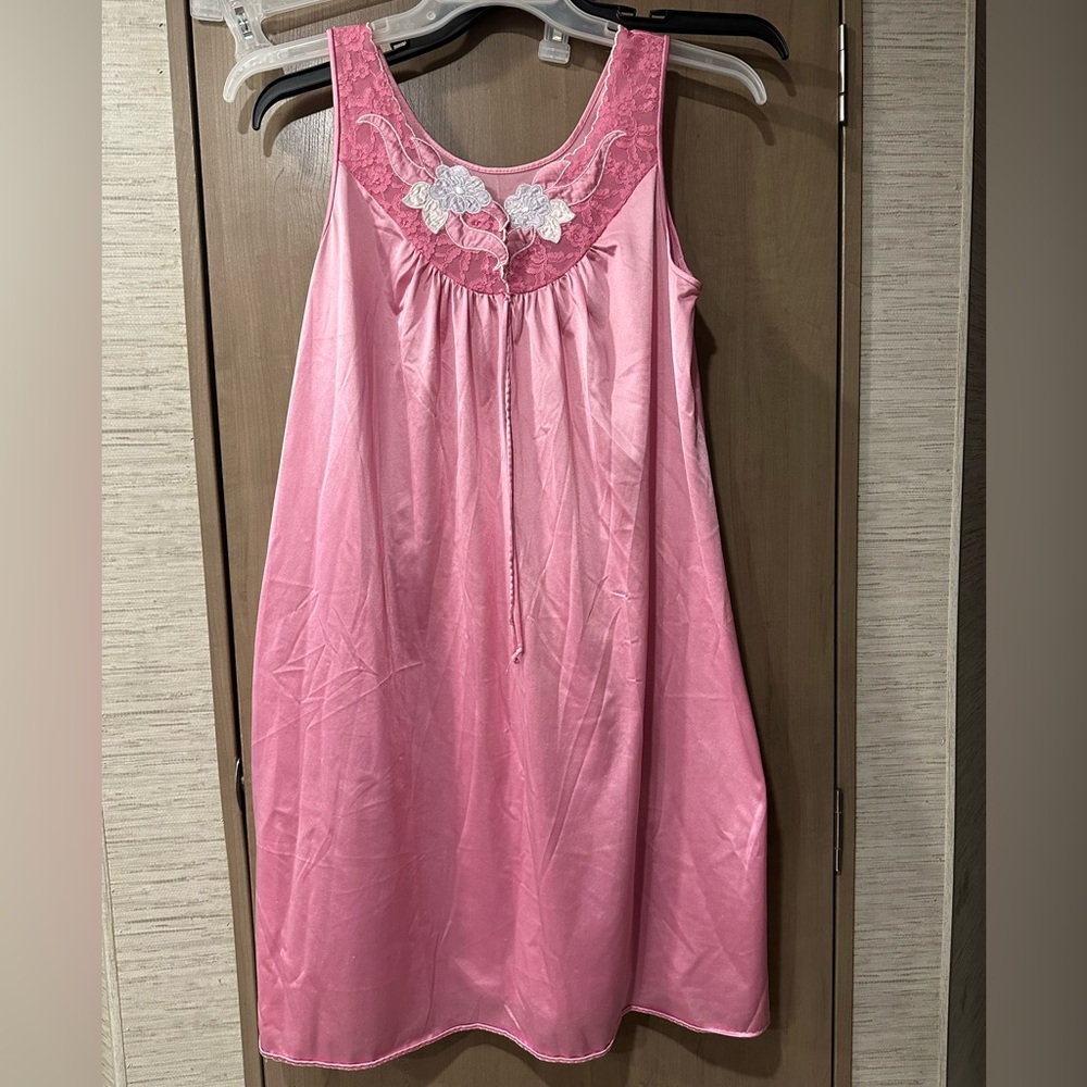 Vintage 1970’s Lorraine 2pc Pink Peignoir Set/Nylon Nightgown and Robe.   SMALL
